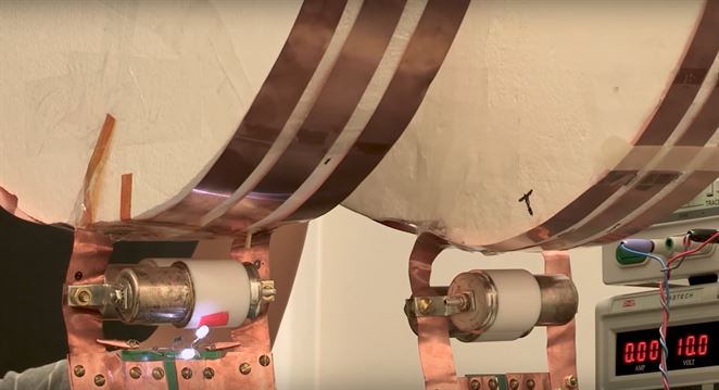 Elektromobily by sa čoskoro mohli nabíjať za chodu. Riešenie našli v Stanforde